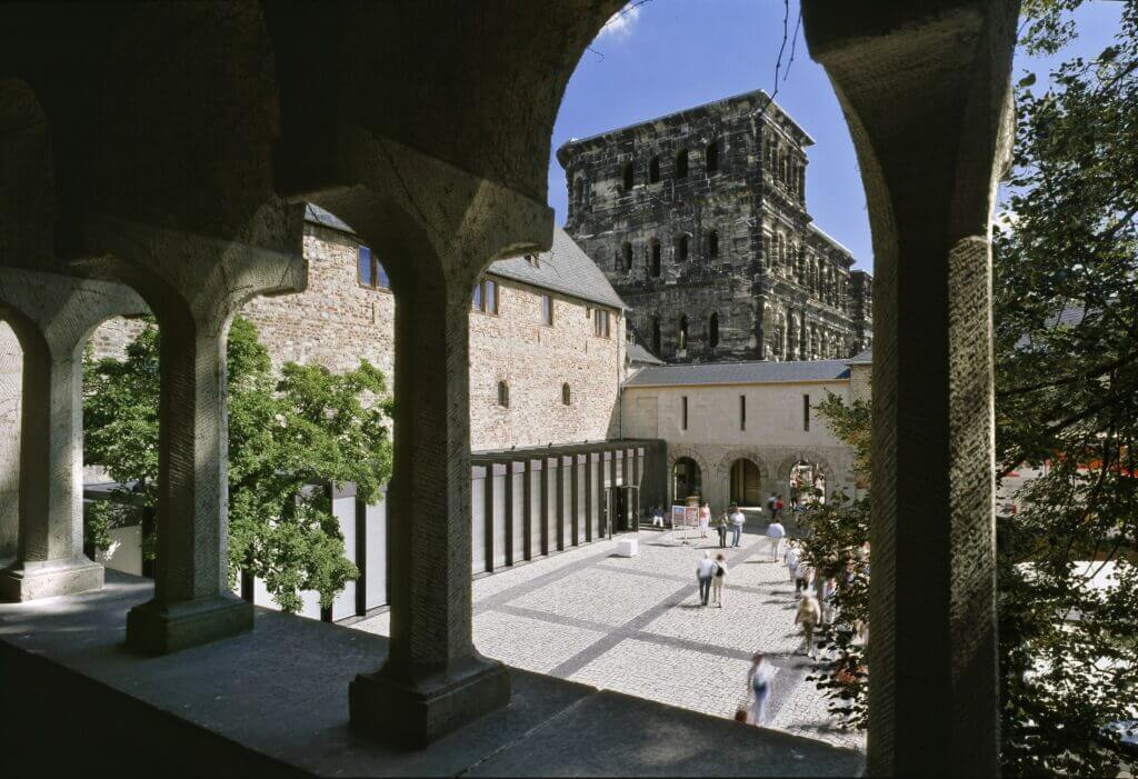 Blick durch die Arkaden des Stadtmuseums Simeonstift auf den Innenhof und die Porta Nigra in Trier.